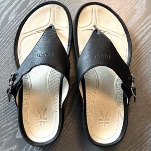 Kuru sandals